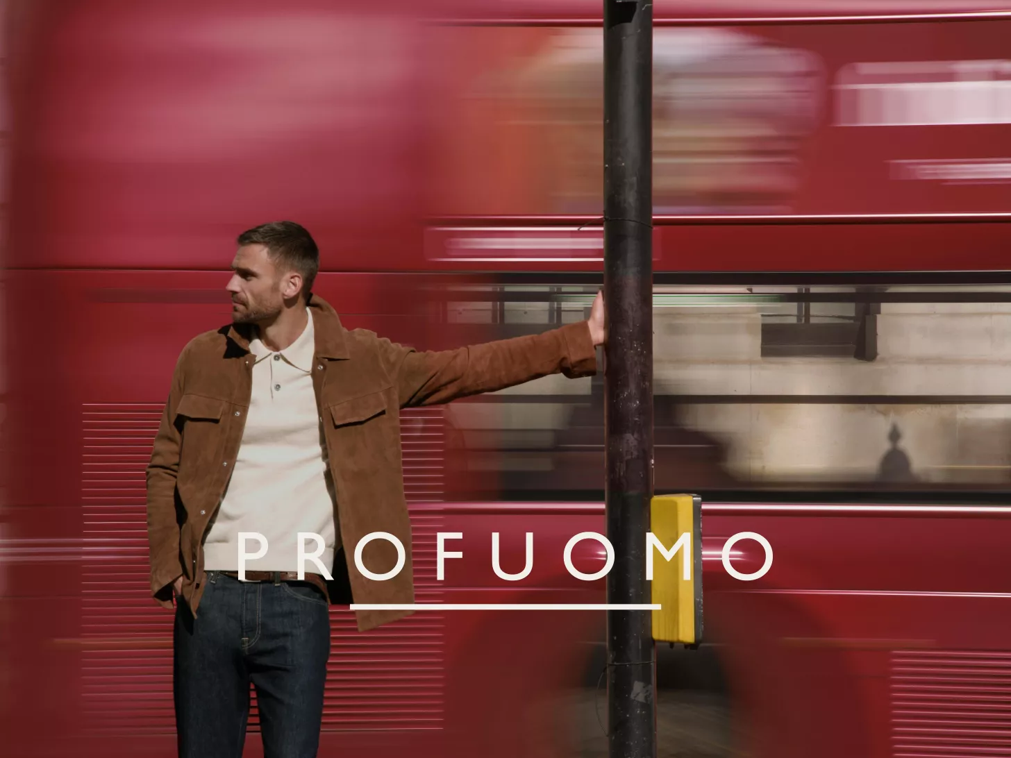 Moderner Smart-Casual-Look von Profuomo: Wildlederjacke, Poloshirt und Jeans