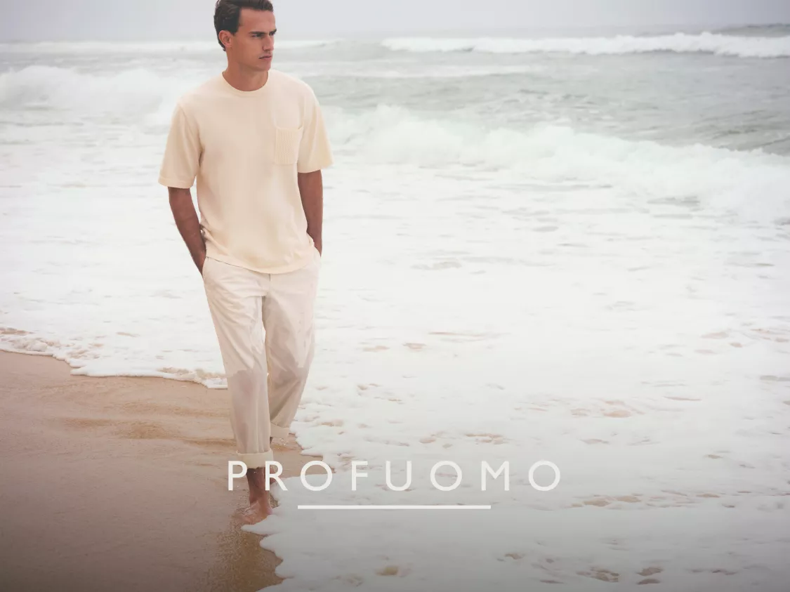Profuomo SS26 – Modell in Creme-Look am Strand