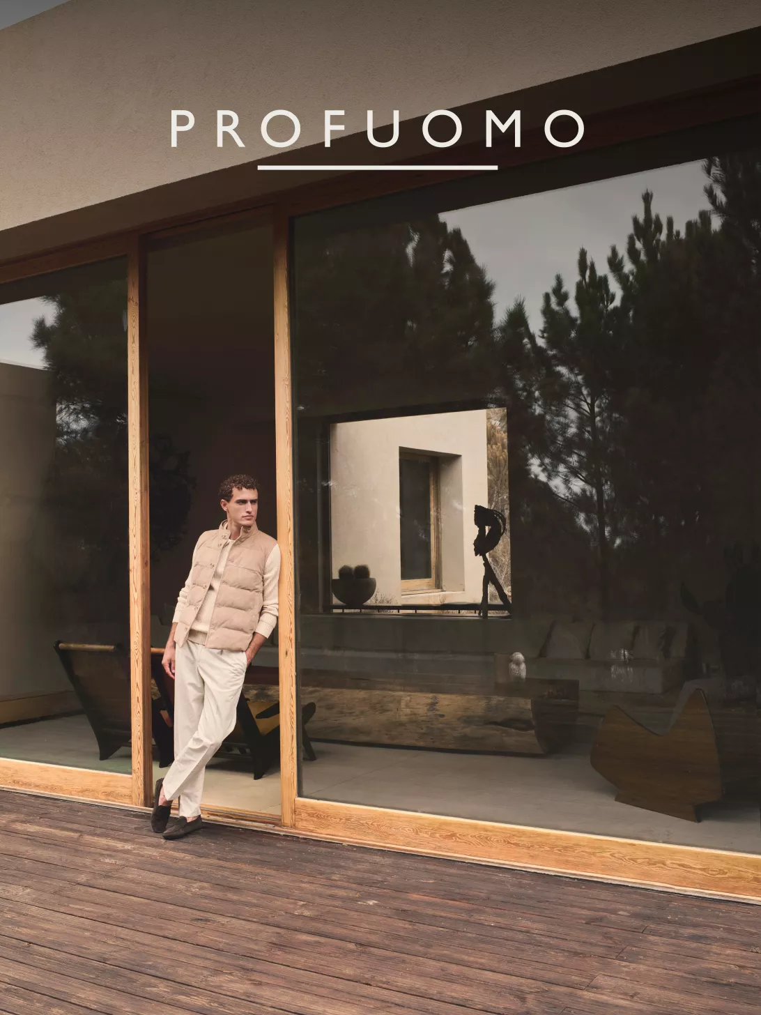 Profuomo SS26 – Modell in Steppweste und heller Hose vor moderner Architektur