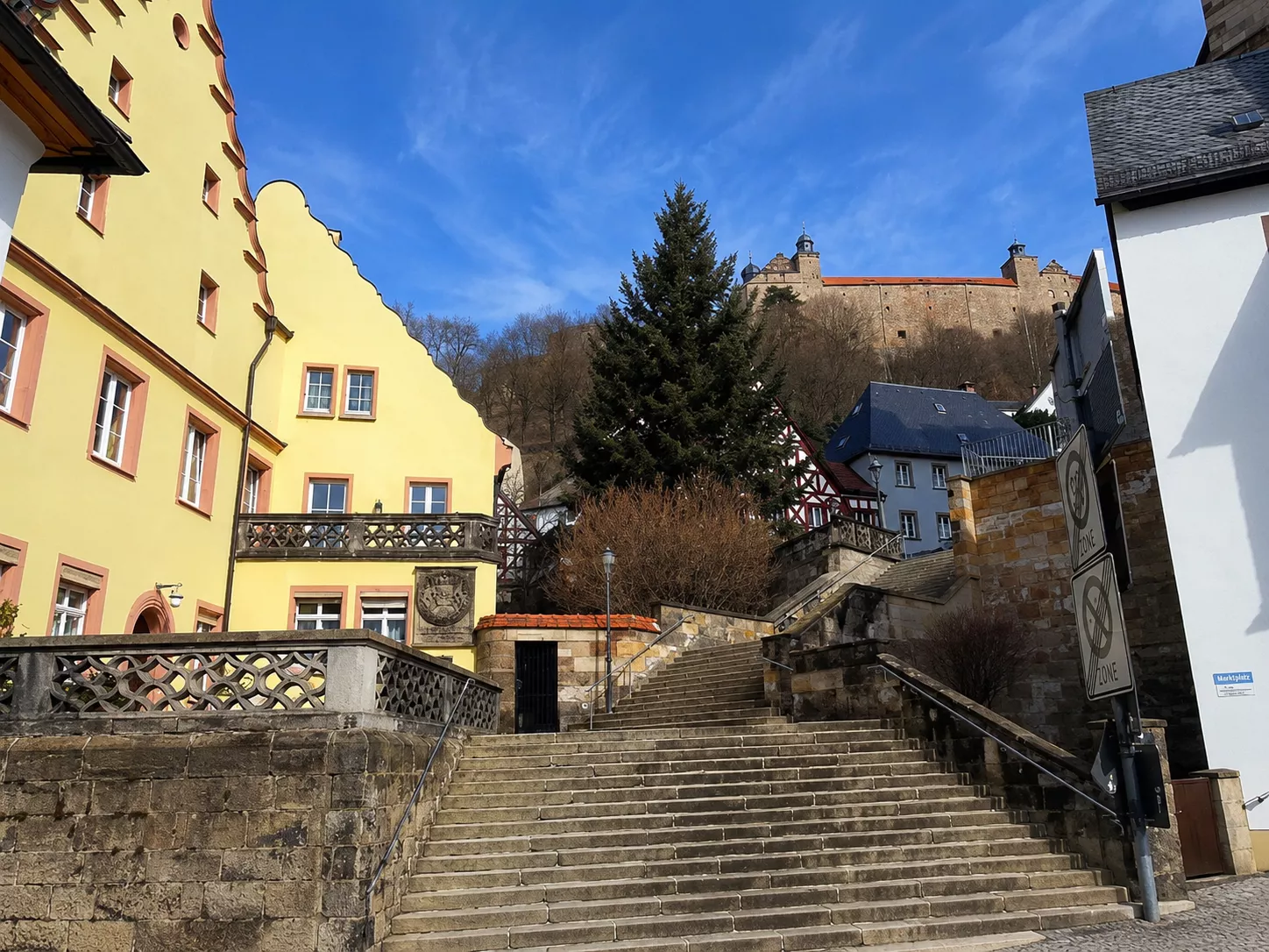 Historische Treppe in Kulmbach mit Blick auf die Plassenburg
