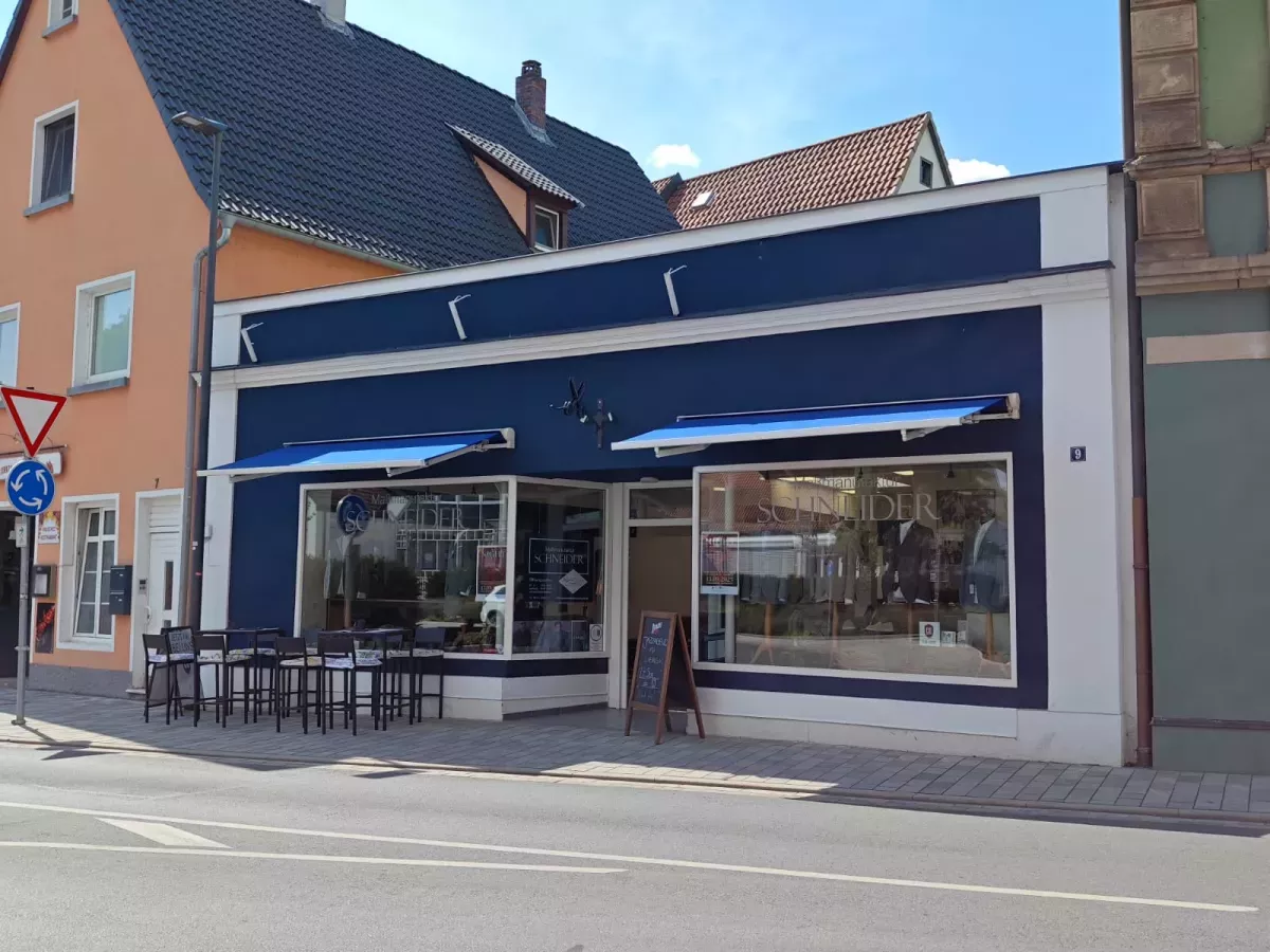 Ladengeschäft von Schneider Herrenmode mit blauer Fassade in der Sutte 9 in Kulmbach